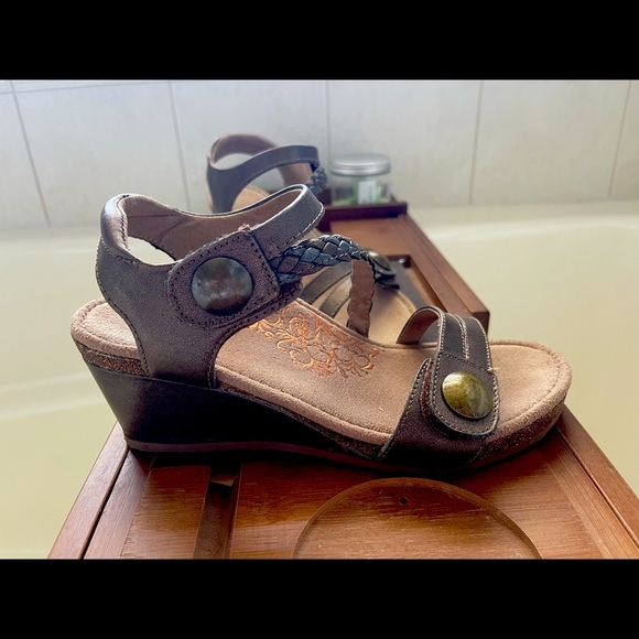 Aetrex Wedged Low Heals - Like New - Picture 1 of 4